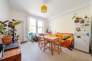 Flat Holland Road in Greater London