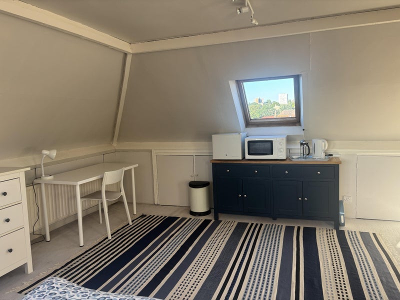 Room Viewfield Road in Greater London