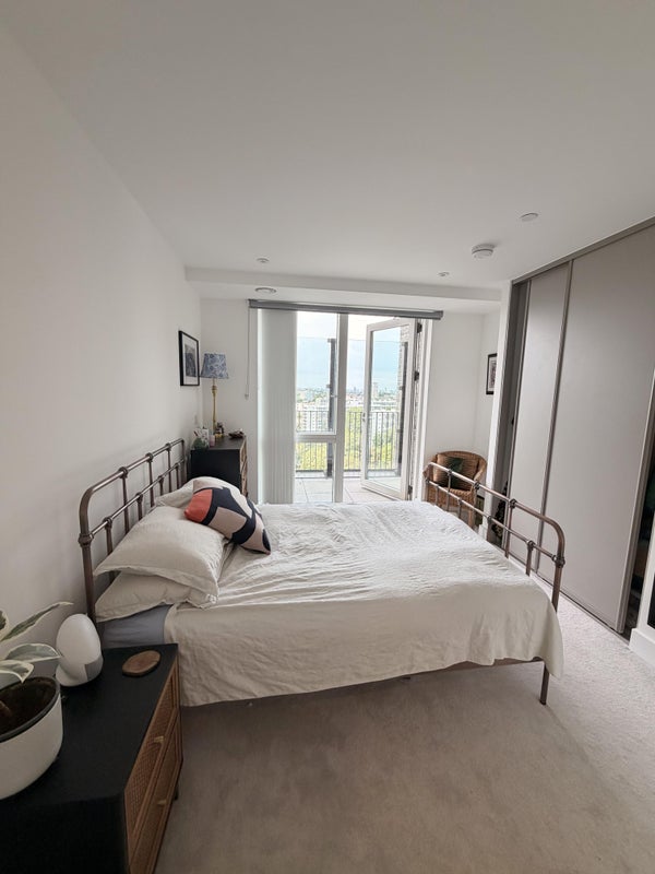 Room Herne Hill Road in Greater London