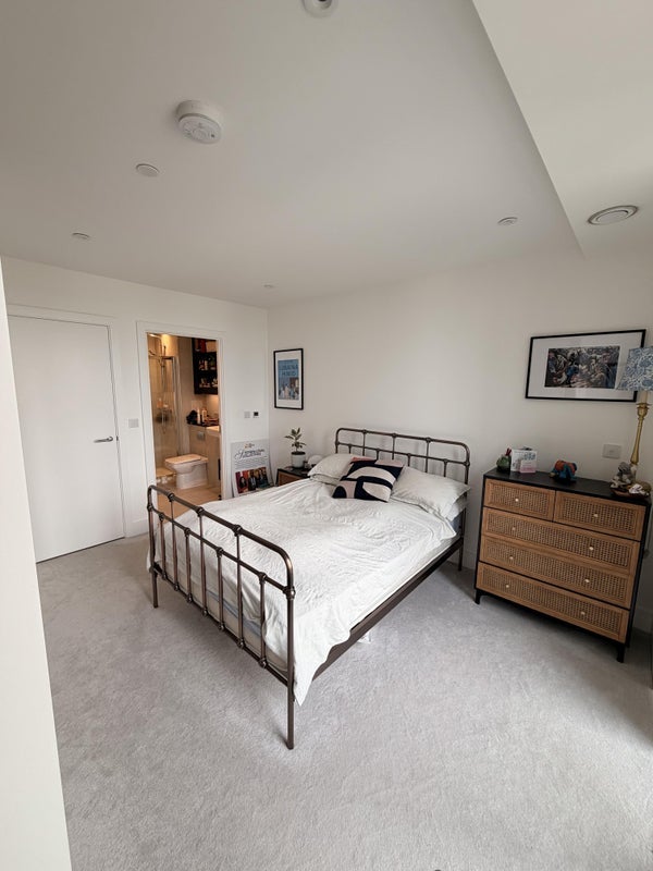 Room Herne Hill Road in Greater London