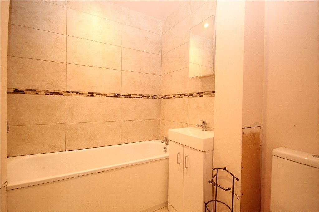 Flat Scotts Court in Rushmoor