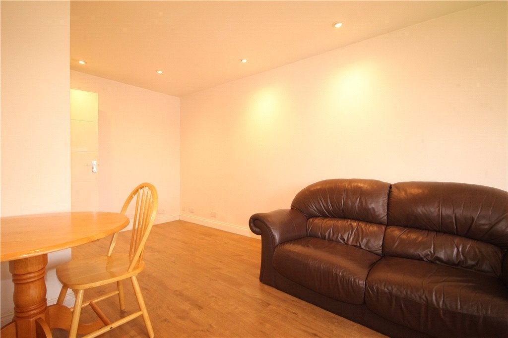 Flat Scotts Court in Rushmoor