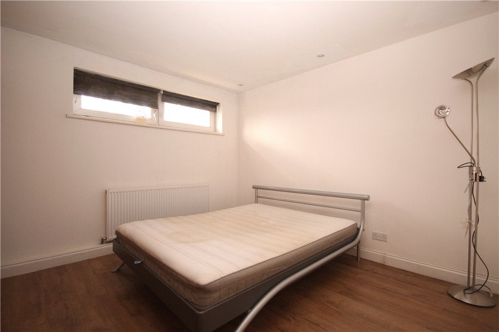 Flat Scotts Court in Rushmoor