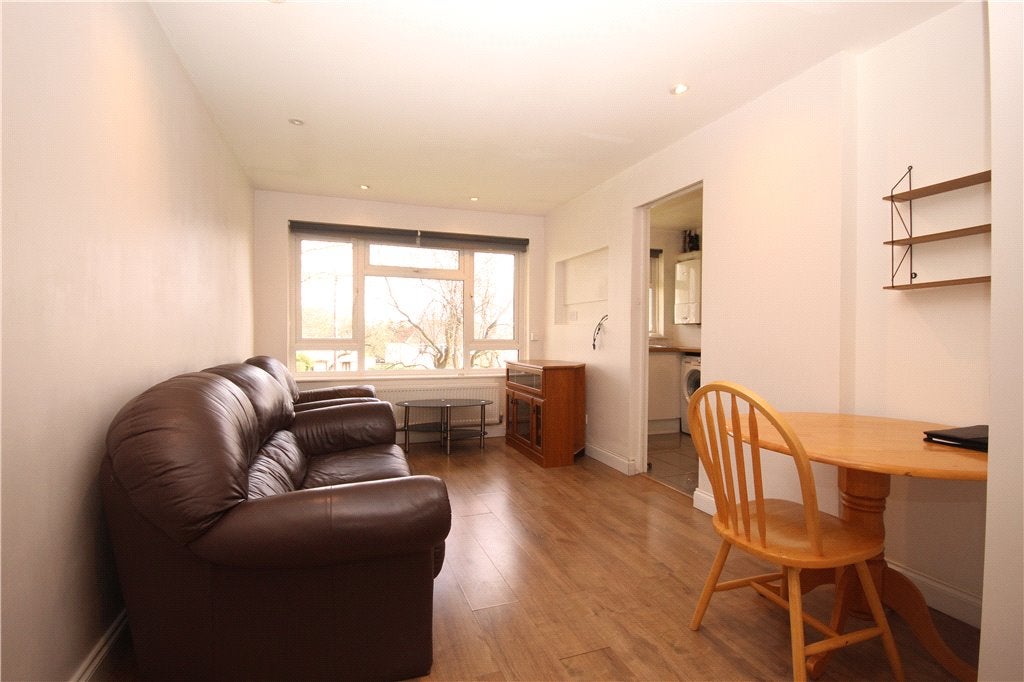 Flat Scotts Court in Rushmoor