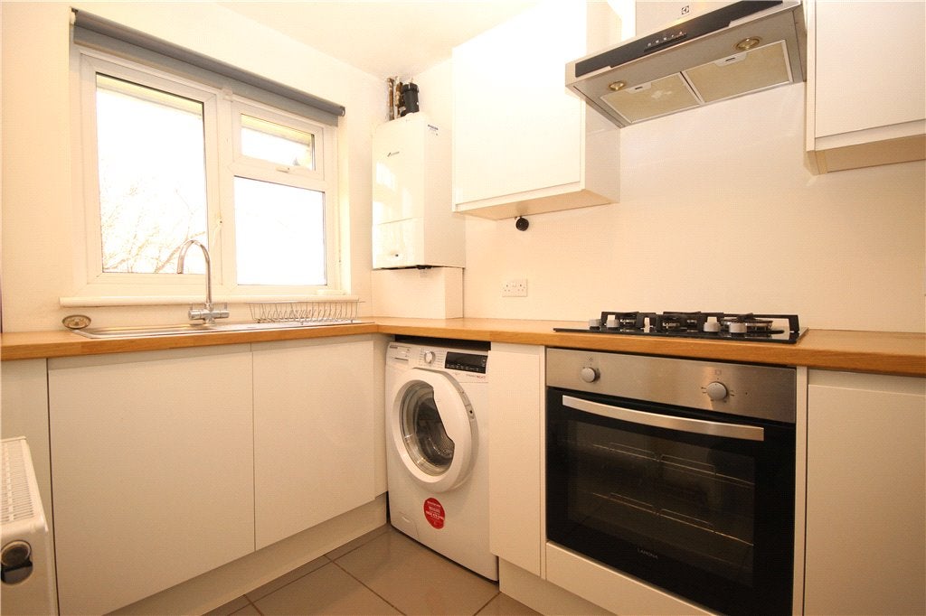 Flat Scotts Court in Rushmoor