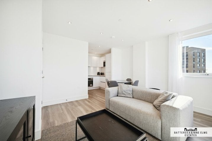 Flat Healum Avenue in Greater London