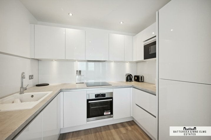 Flat Healum Avenue in Greater London