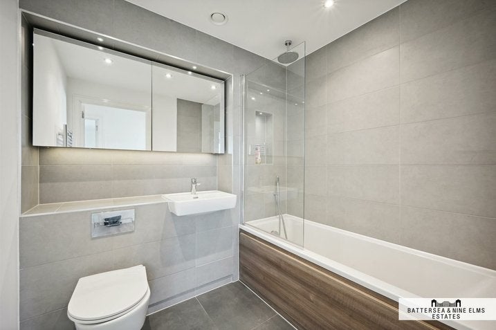 Flat Healum Avenue in Greater London