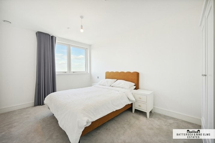Flat Healum Avenue in Greater London