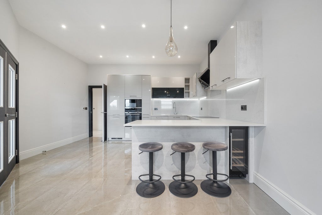 Flat Rowantree Road in Greater London