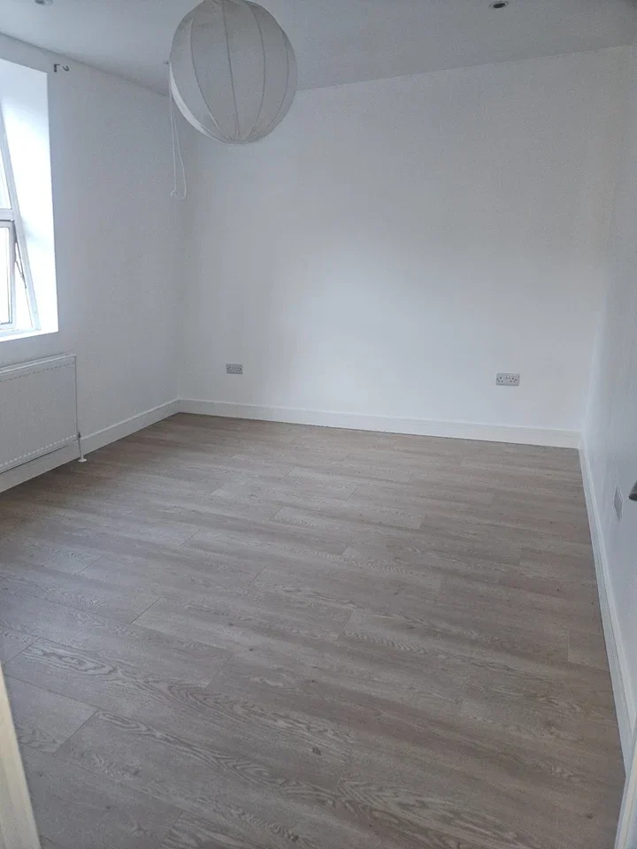 Flat Commercial Road in Greater London