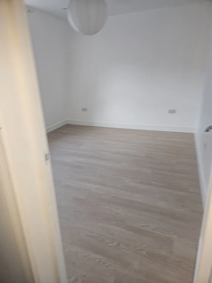 Flat Commercial Road in Greater London