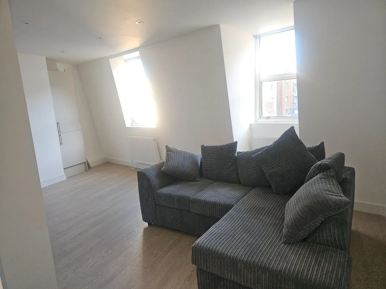 Flat Commercial Road in Greater London