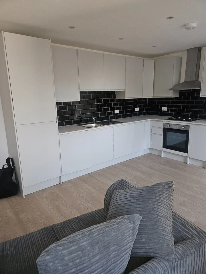 Flat Commercial Road in Greater London
