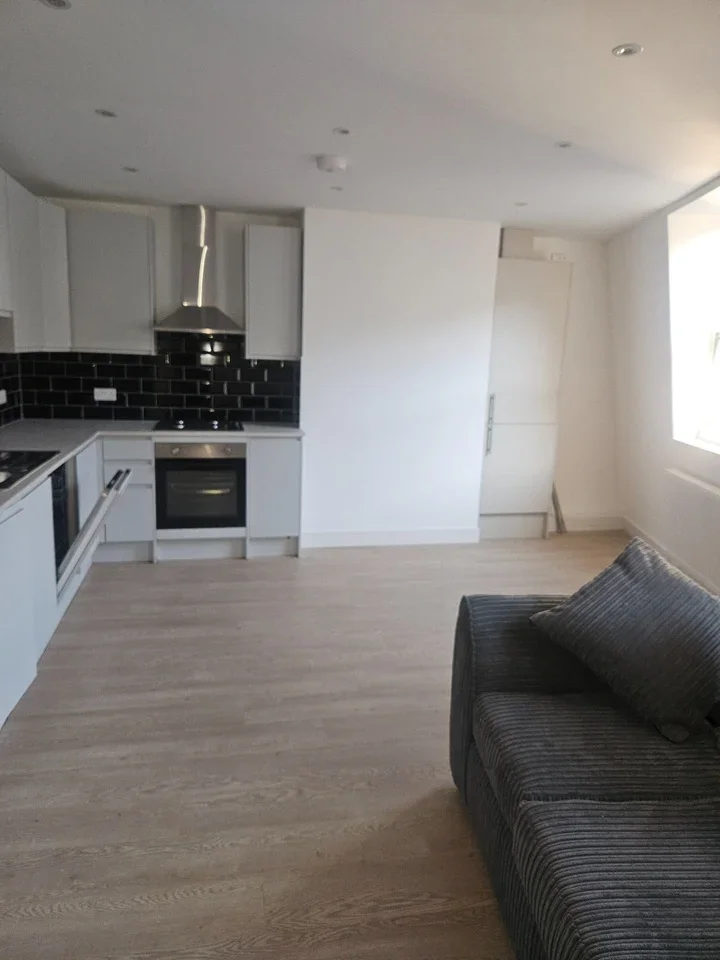 Flat Commercial Road in Greater London