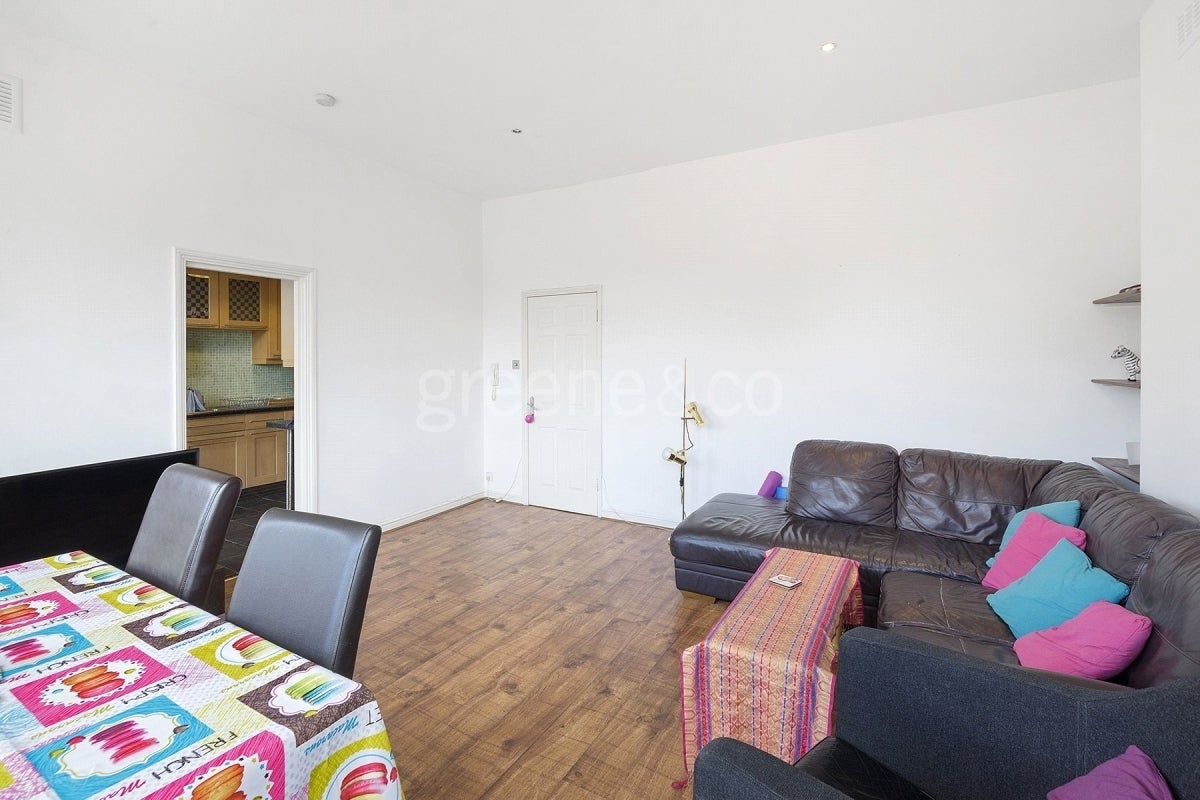 Flat Richborough Road in Greater London