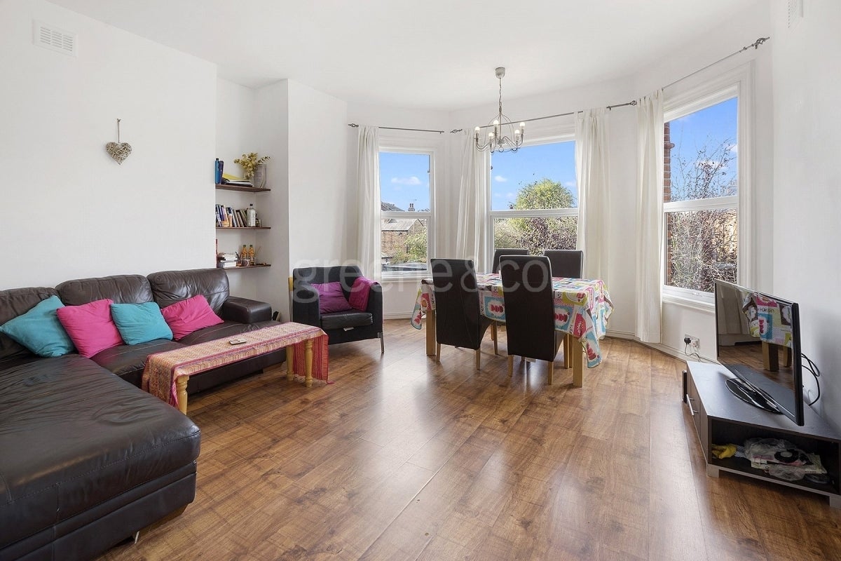 Flat Richborough Road in Greater London