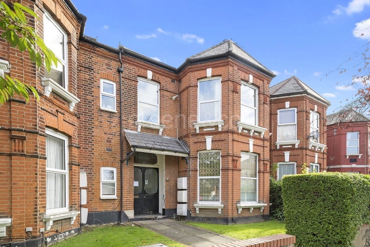 Flat Richborough Road in Greater London