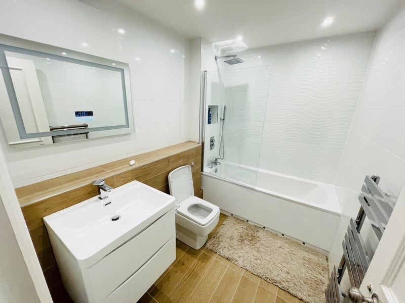 Room Cumberland Mills Square in Greater London