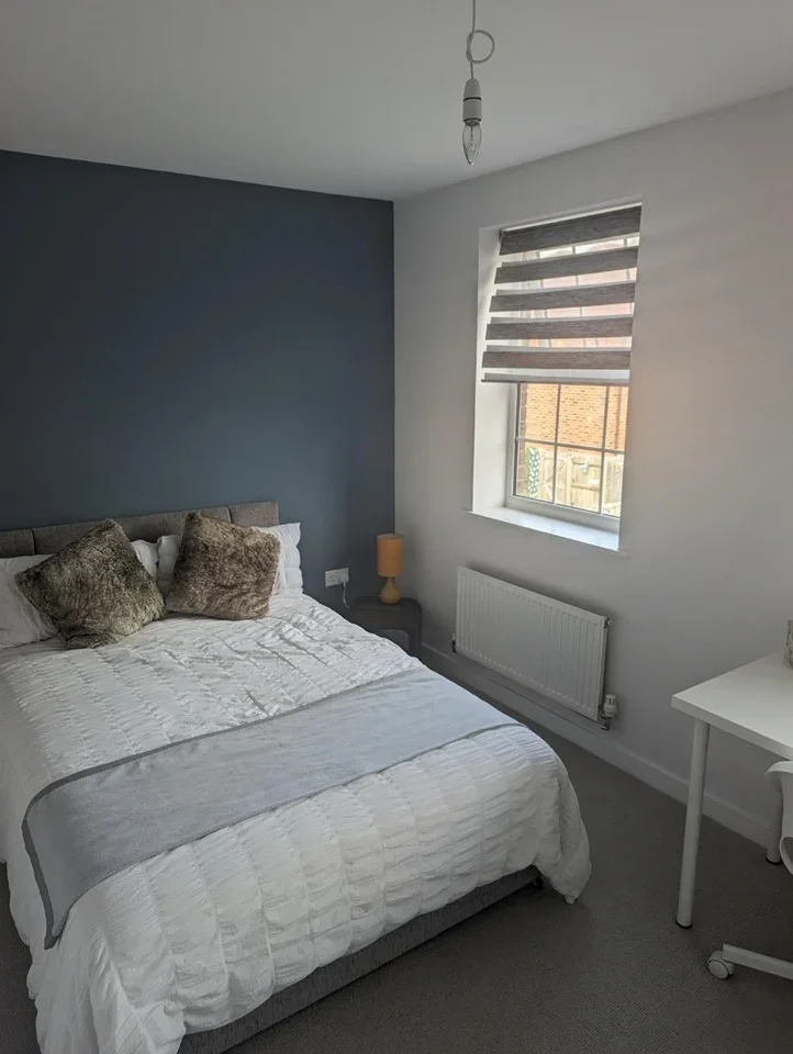 Room Somerley Drive in Crawley