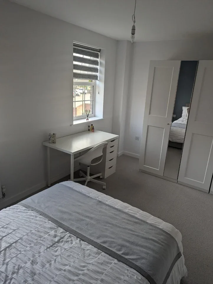 Room Somerley Drive in Crawley