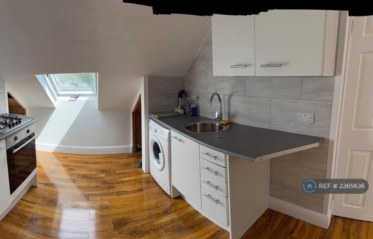 Flat Third Avenue in Greater London