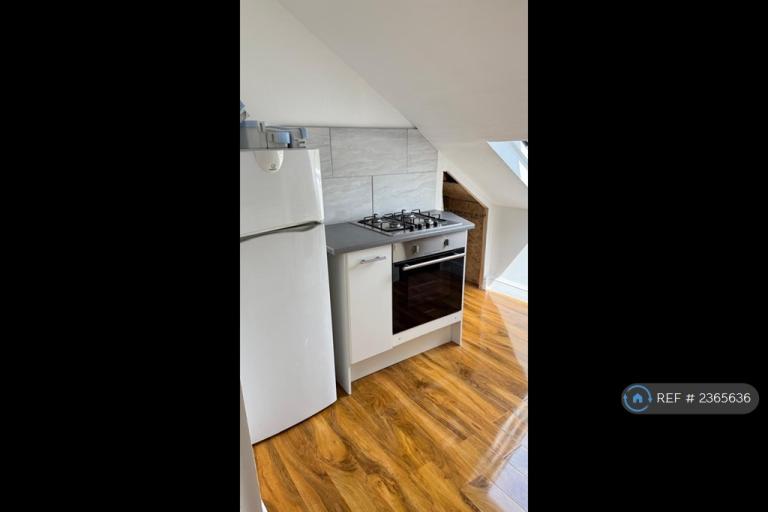 Flat Third Avenue in Greater London