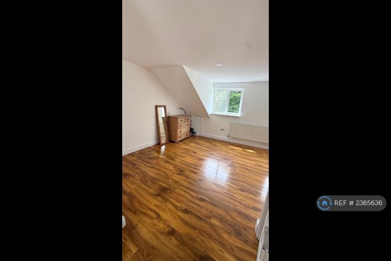 Flat Third Avenue in Greater London