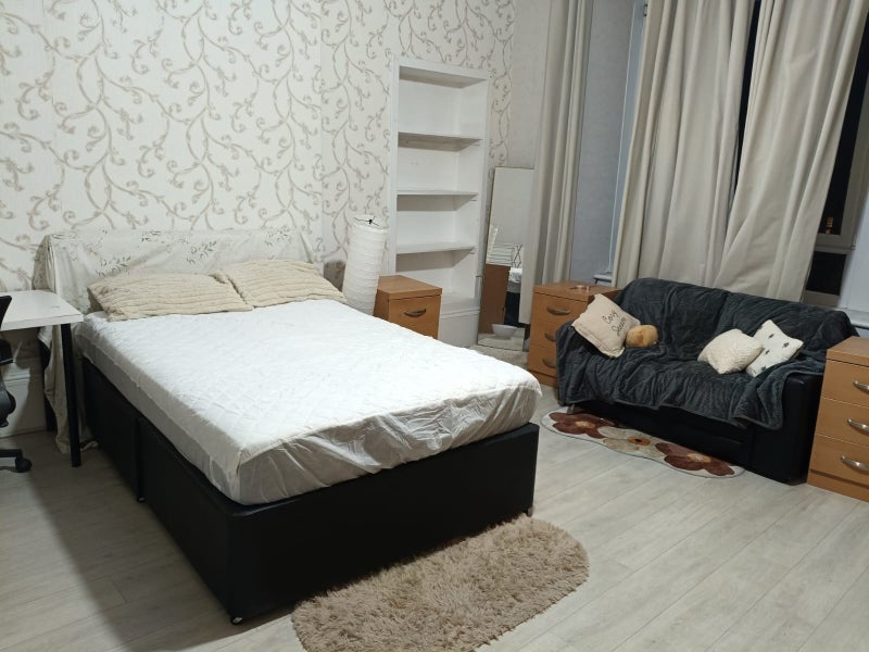 Room Paisley Road West in Glasgow