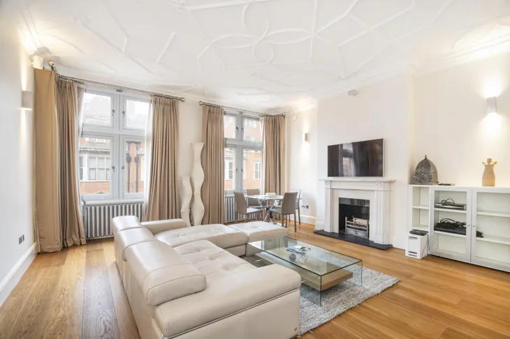 Flat Mount Street in City of Westminster