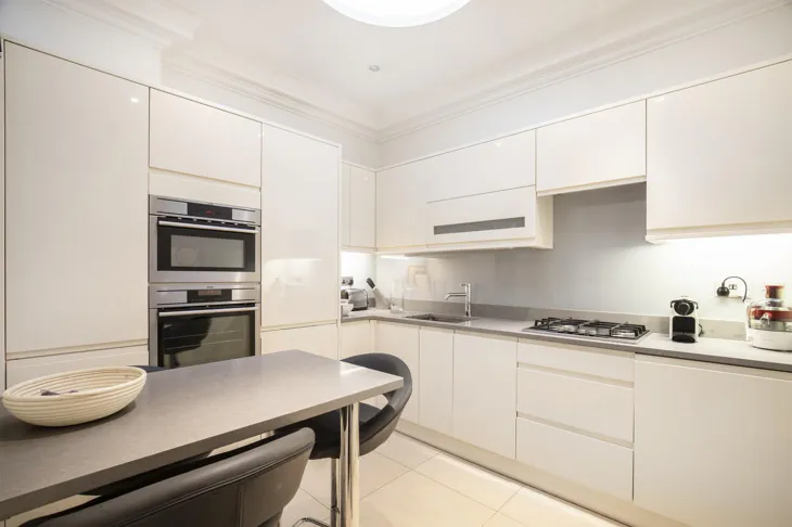 Flat Mount Street in City of Westminster