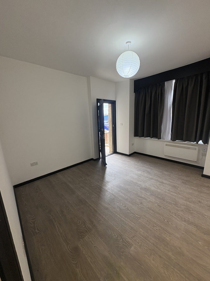 Flat Dudden Hill Lane in Greater London