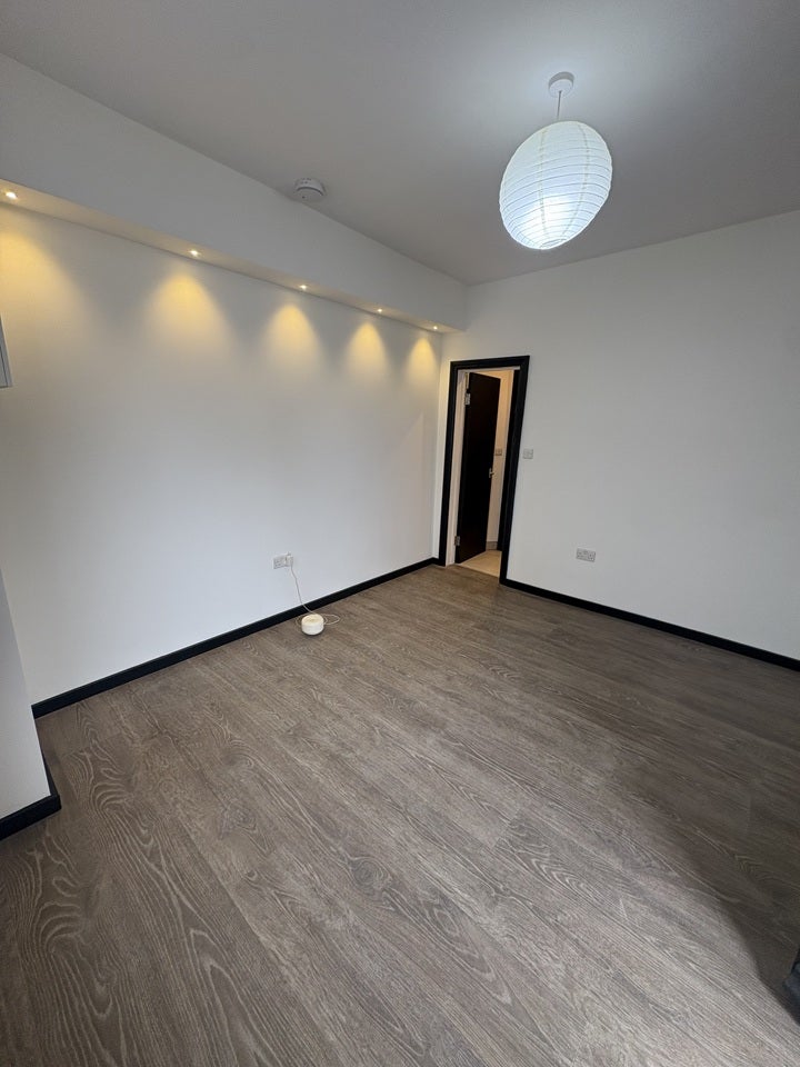 Flat Dudden Hill Lane in Greater London