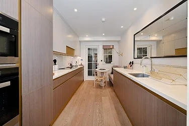 Flat Eaton Square in City of Westminster