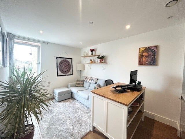 Flat London Road in Greater London