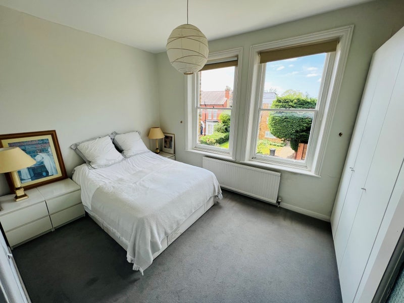 Flat Darlaston Road in Greater London