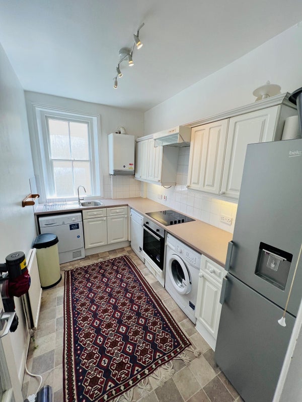 Flat Darlaston Road in Greater London