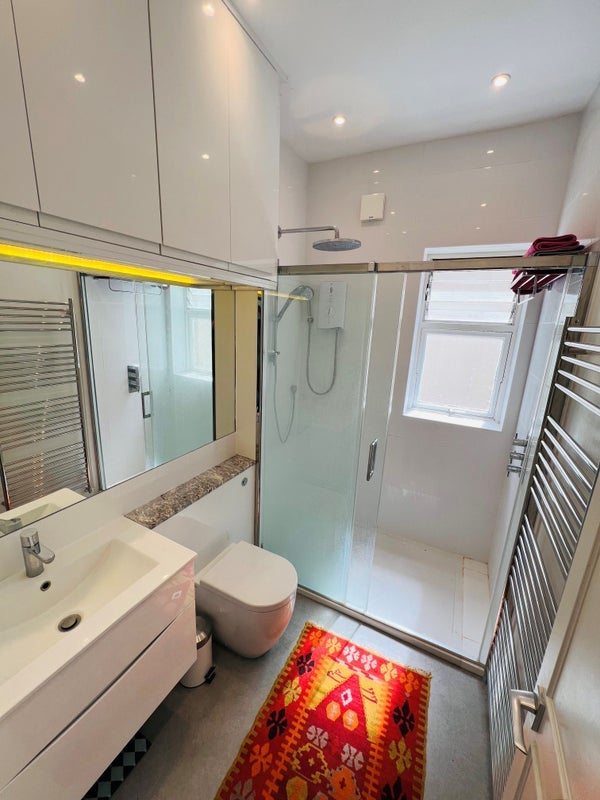 Flat Darlaston Road in Greater London