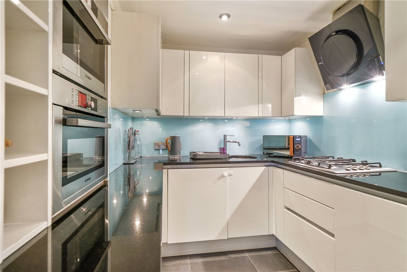 Flat Ledbury Road in Greater London