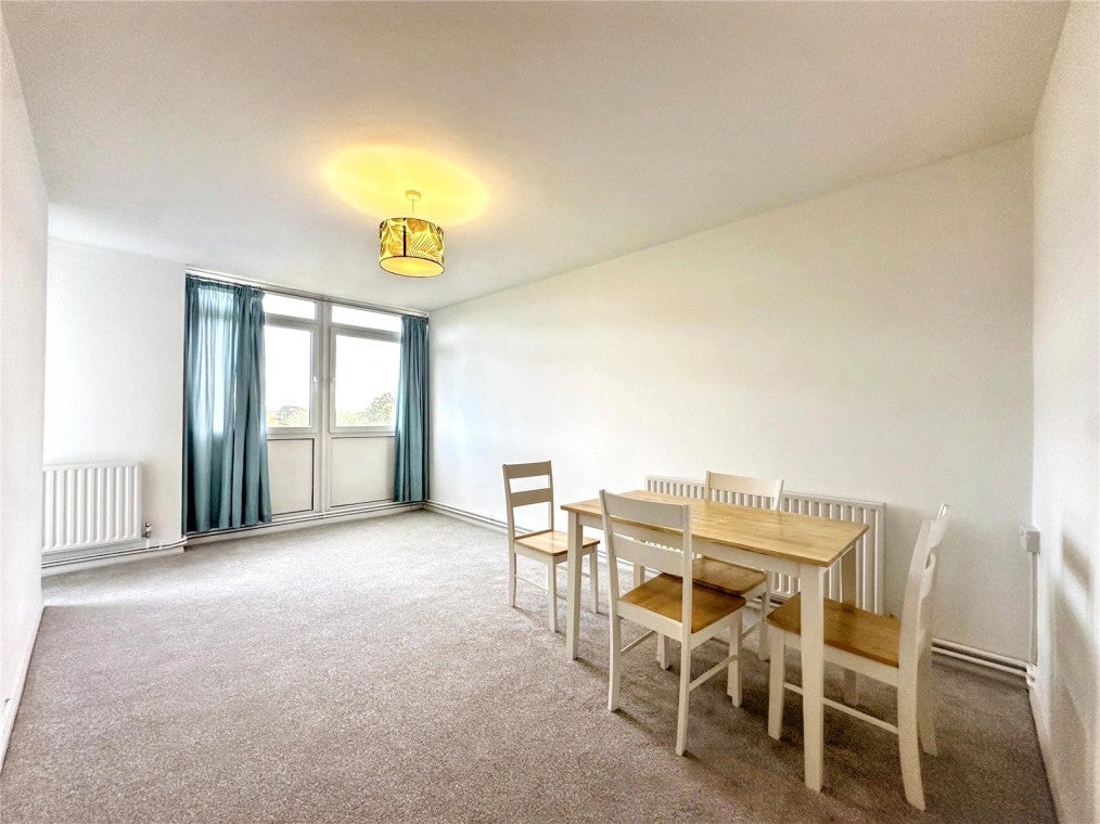 Flat Tilford Gardens in Greater London