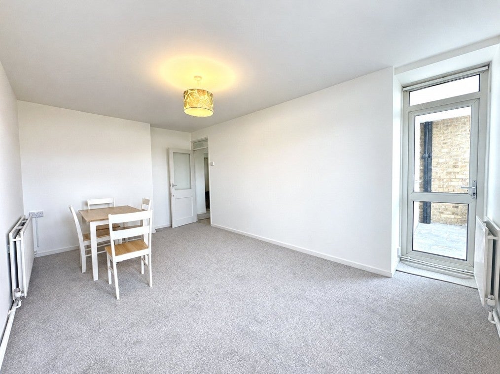 Flat Tilford Gardens in Greater London