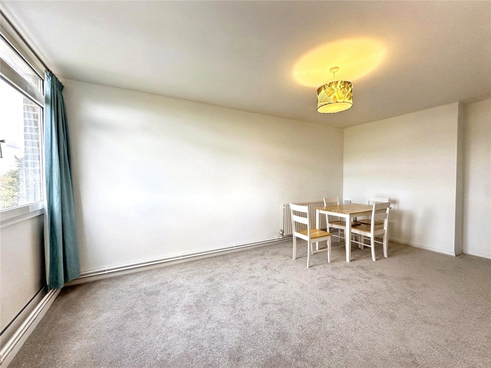 Flat Tilford Gardens in Greater London