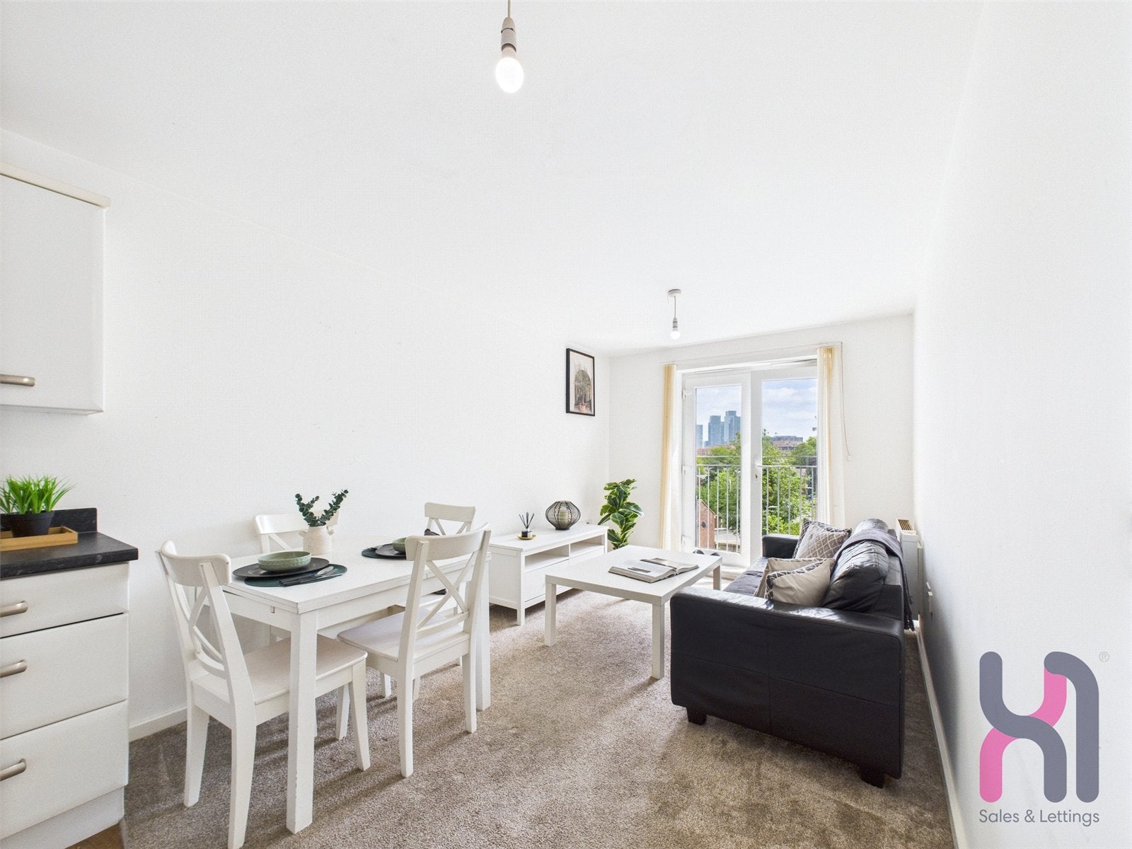 Flat Elmira Way in Salford