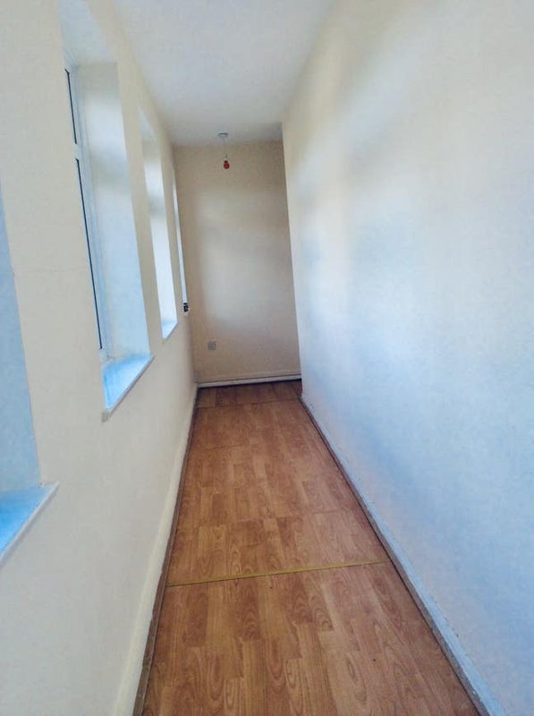 Flat Garratt Lane in Greater London