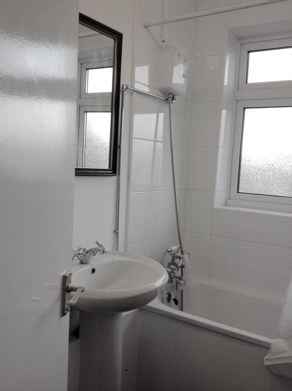 Flat Garratt Lane in Greater London