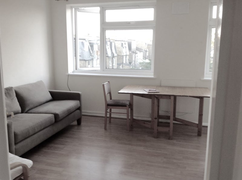 Flat Garratt Lane in Greater London