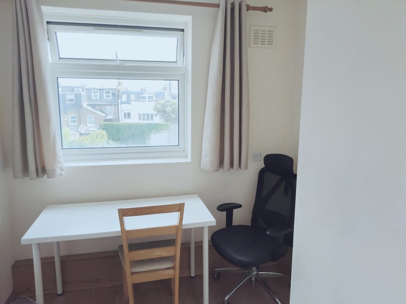 Flat Garratt Lane in Greater London