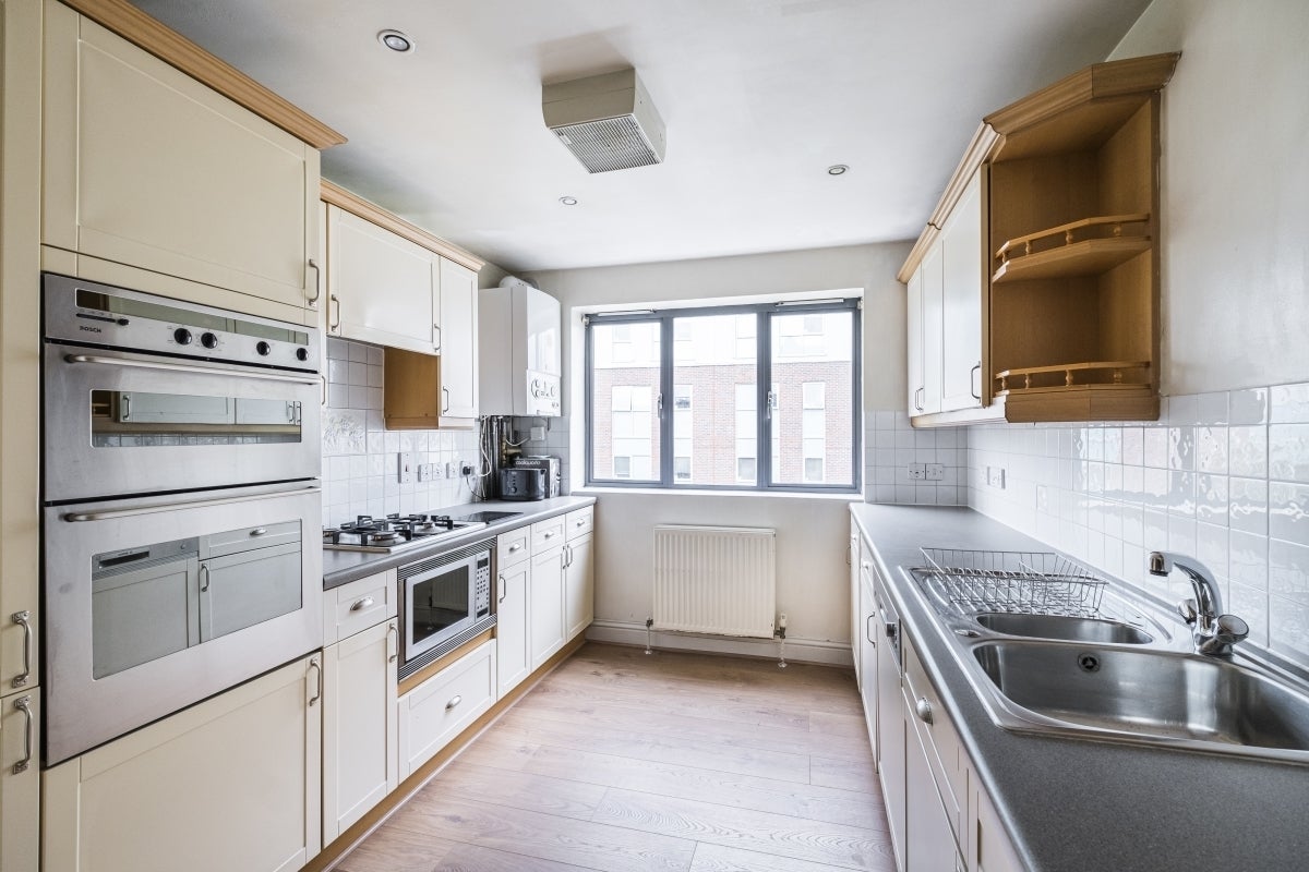 Flat Holloway Road in Greater London