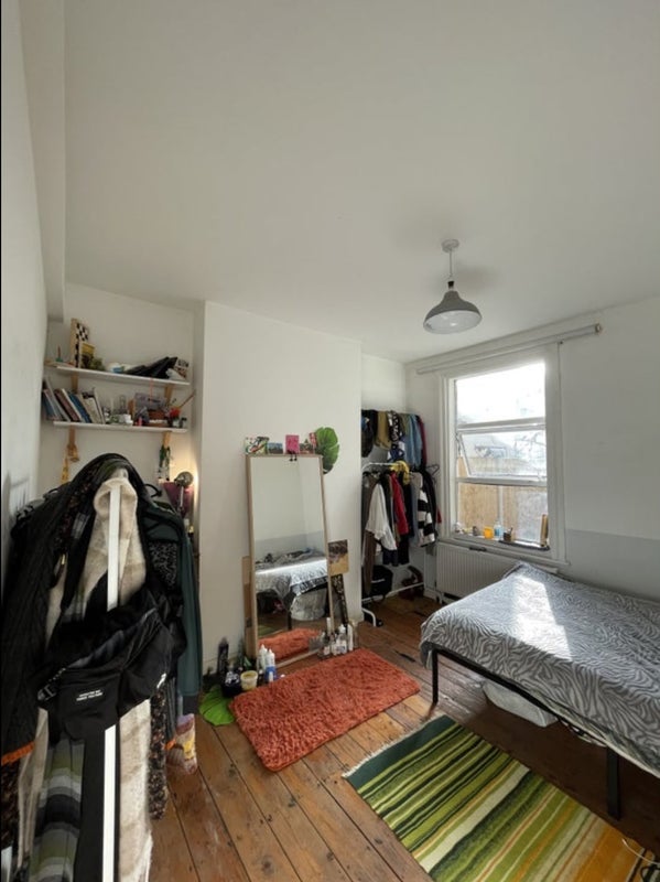 Room Shrewsbury Road in Greater London