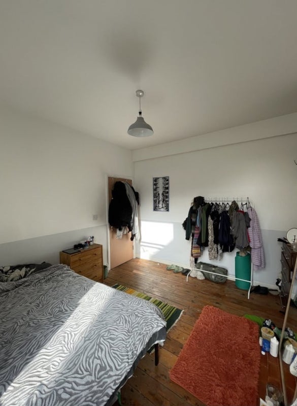 Room Shrewsbury Road in Greater London